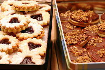 Blechdosen mit Weihnachtsgebäck