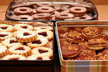 Blechdosen mit leckeren Keksen und Weihnachtsgebäck