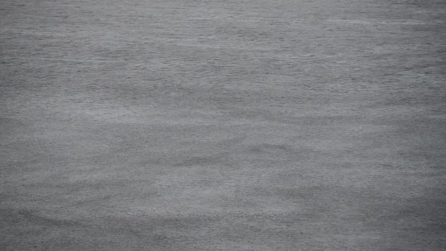 raffiche di vento e pioggia sul mare
