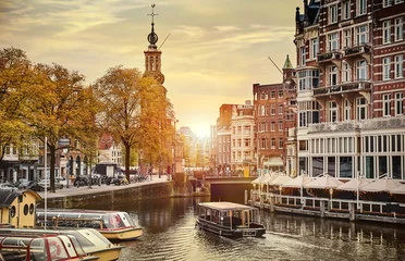Papier Peint photo autocollant Amsterdam Le canal d& 39 Amsterdam Pays-Bas abrite le monument de la rivière Amstel