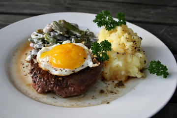 organisch, lifestyle, rindersteak, medium, rare, kartoffelbrei, bohnengemüse, urbano, modern, neu