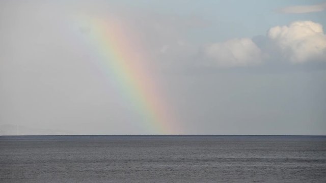 arcobaleno sul mare dopo il temporale