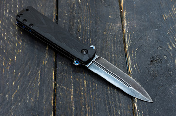 Knife in the form of a spear. The diagonal position.