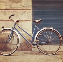 Fototapeta na wymiar Old school retro blue and white bicycle on the street