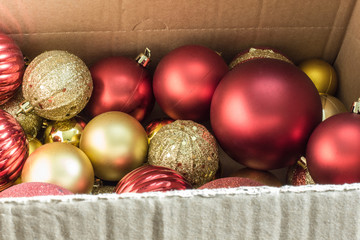 Bolas de natal na caixa de papelão 2