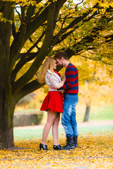 Fototapeta premium Młoda para spotyka się na randce w parku.