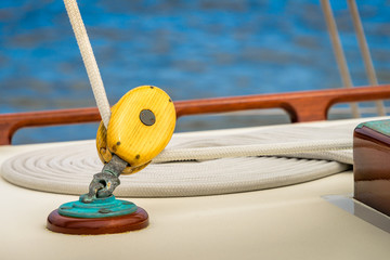 Obraz premium Single Sheave Deck-Mounted Block