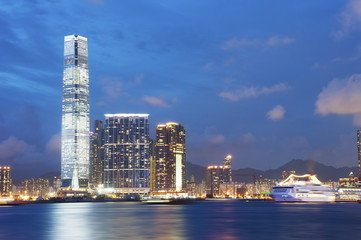 Obraz premium Victoria Harbor of Hong Kong city at dusk