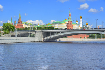 Obraz premium Moscow. A large Stone bridge. View of the Kremlin