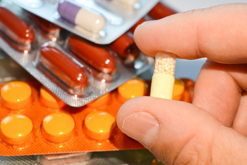 medicament medecine soins santé pilule gelule pharmacien pharmacie pharmaceutique medecin