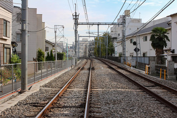 Fototapeta na wymiar 街を走る電車の線路