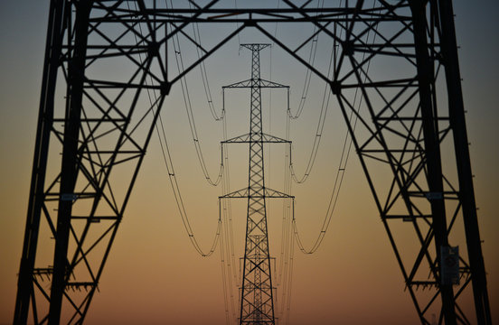 electricite energie coupure blackout penurie elia electrabel luminus lampiris nucleaire cable fil rupture pilone poteau soleil orange lever paysage Wallonie climat planete meteo