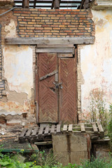Fototapeta na wymiar Old wooden abandoned door and brick wall. close up