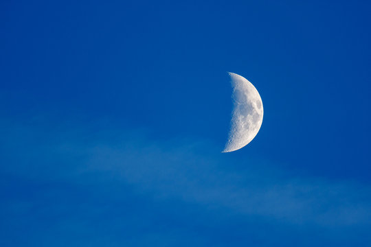 Fase de la luna en cuarto creciente.
