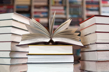 Bücherstapel mit Comiceffekt