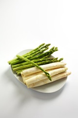 Weißer und grüner Spargel auf einem Teller