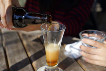 テラス席で注ぐビール