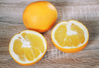 Апельсин разрезанный пополам. Половинки апельсина на...