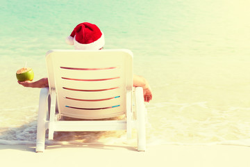 Naklejka premium Christmas time on beach, greeting card