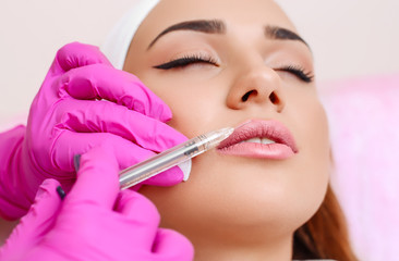 Procedure filler injection in beauty clinic.