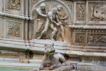 Fonte Gaia (fountain of joy), with the Virgin Mary and baby Jesus. Piazza del Campo (Campo square), Siena, Italy.