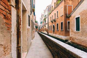 Fototapeta na wymiar the old Venice streets of Italy