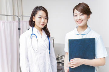 ミーティングをする医師と看護師