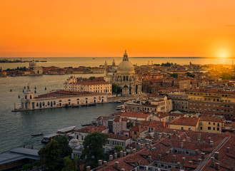 Fototapeta na wymiar Venecia al atardecer. Vista aerea desde la torre del reloj