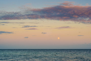 Mondaufgang am Abend über dem Meer