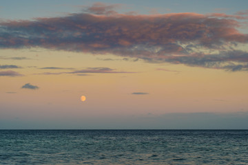Mondaufgang am Abend über dem Meer