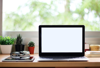 Fototapeta premium Mock up Laptop computer blank screen laptop on the desk at home office
