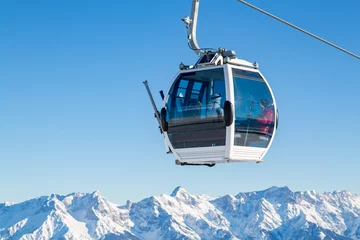 Fototapeten Seilbahn im Skigebiet in den Alpen © mRGB
