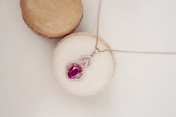 Obraz na płótnie Canvas Luxury necklace pendant on sweet little macaron