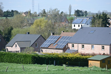 energie solaire panneaux photovoltaique electricite vert ecologie durable taxe Wallonie village toit chauffage eau chaude