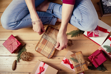woman wrapping christmas presents - obrazy, fototapety, plakaty