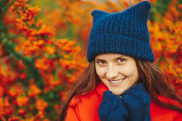 Model wearing stylish winter beanie hat and gloves