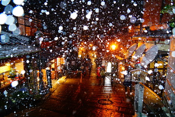 京都祇園二年坂の雪景色