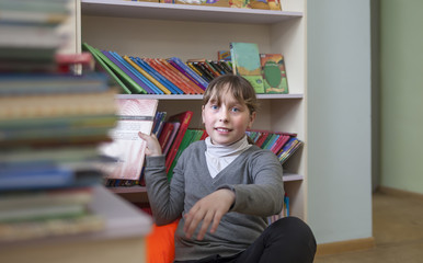  girl of 10 years old visiting   library.