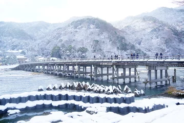 Tuinposter Sneeuwscène van de Kyoto Arashiyama Togetsu-brug © SONIC501