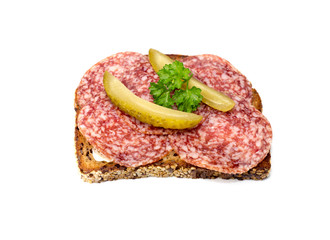 Ungarische Salami auf einem Brot isoliert