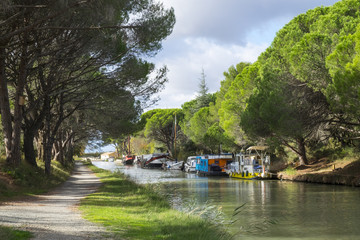 Le Canal de jonction pres du village de  Salleles d`Aude.