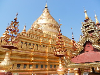 Fototapeta na wymiar Shwezigon Paya, Bagan, Myanmar