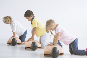 Kids doing resuscitation © Photographee.eu