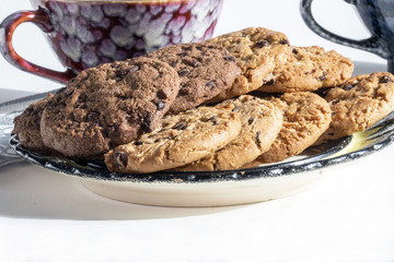 Encas avec cookies chocolat et caramel dans un plat sur fond blanc