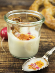 Kochkäse mit Musik, Brezeln und Radieschen