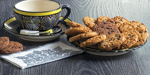 Encas avec cookies chocolat et caramel dans une assiette sur fond sombre