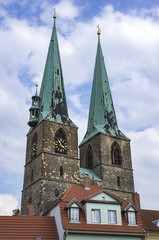 Obraz premium Die Türme der Pfarrkirche St. Nikolai zu Quedlinburg, Sachsen-Anhalt, Deutschland.