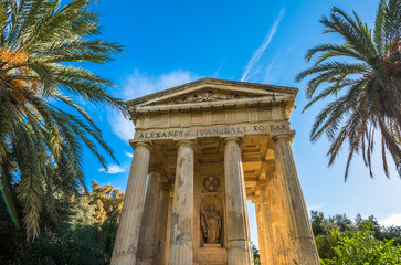 Obraz premium Monument to Alexander Ball in the Lower Barrakka Gardens, Valletta, Malta