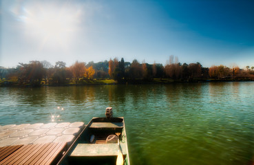 Obraz premium moored boat in city lake