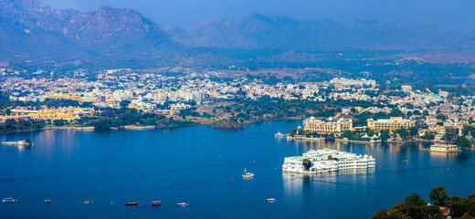 Lake Pichola and Taj Lake Palace , Udaipur, Rajasthan, India, Asia.